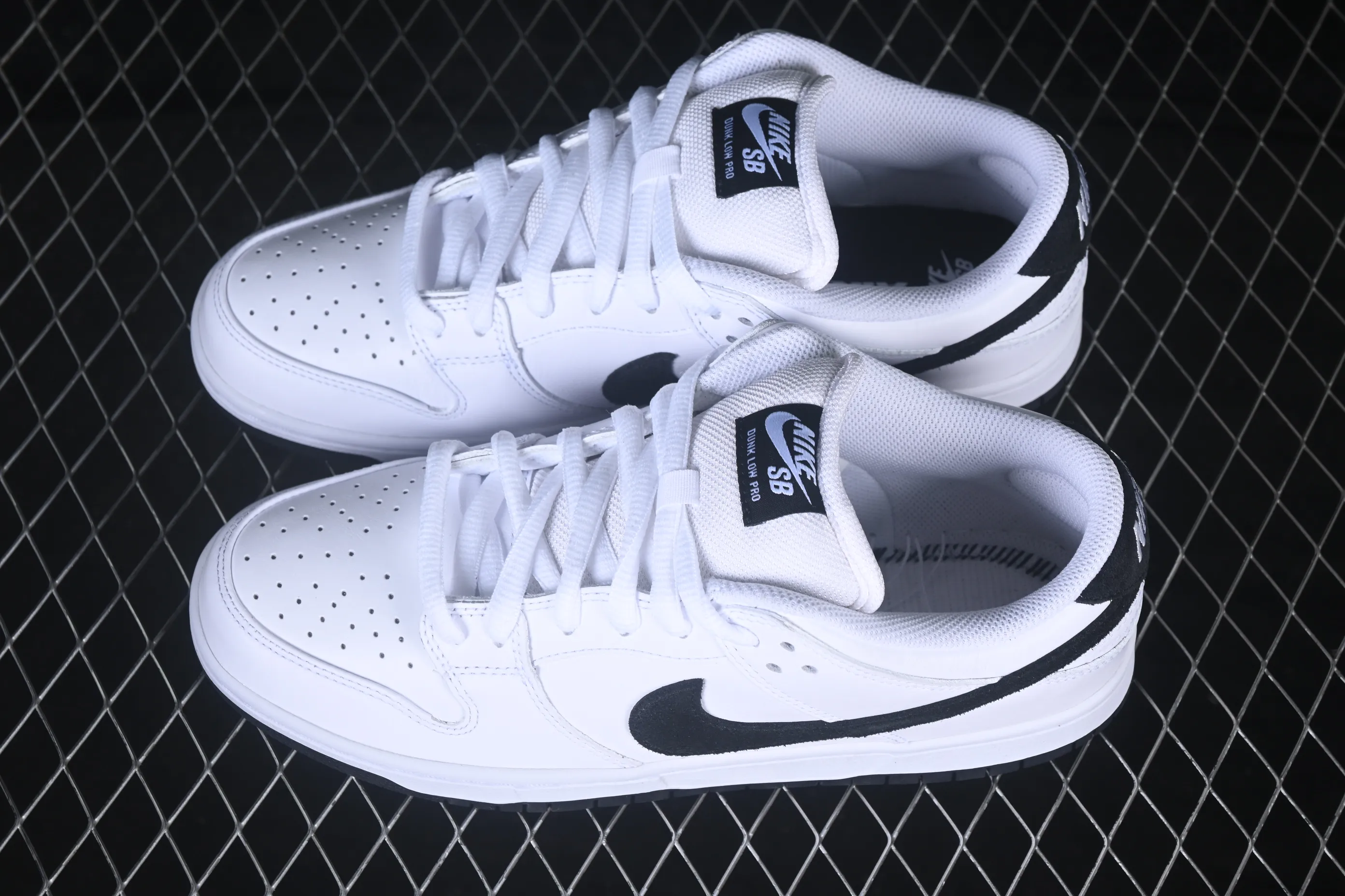 All Categories Nk SB Dunk Series Nk SB Dunk Low Low-top sneakers Foreign trade version Nike SB Dunk Low Classic white and black Full toe layer low-top casual sneakers HF3704-100